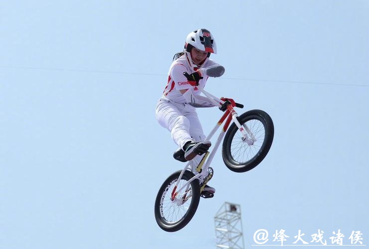 11岁“小孩姐”国际小轮车赛夺冠 脚踝带伤仍苦练 每日转车把一千次 11岁“小孩姐”国际小轮车赛夺冠 脚踝带伤仍苦练 每日转车把一千次