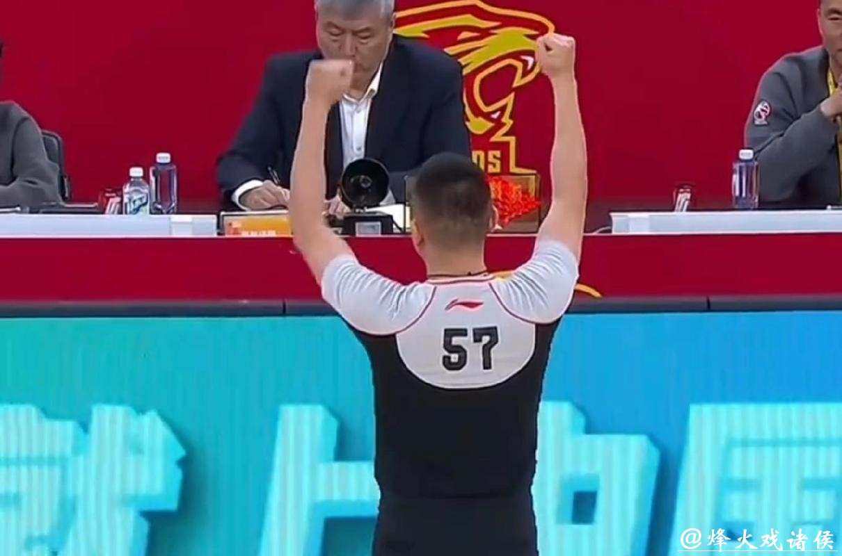 这都不吹?山西全队气晕:迪亚洛肘击开道裁判装瞎,郑永刚末节布置了个啥? 这都不吹?山西全队气晕:迪亚洛肘击开道裁判装瞎,郑永刚末节布置了个啥?