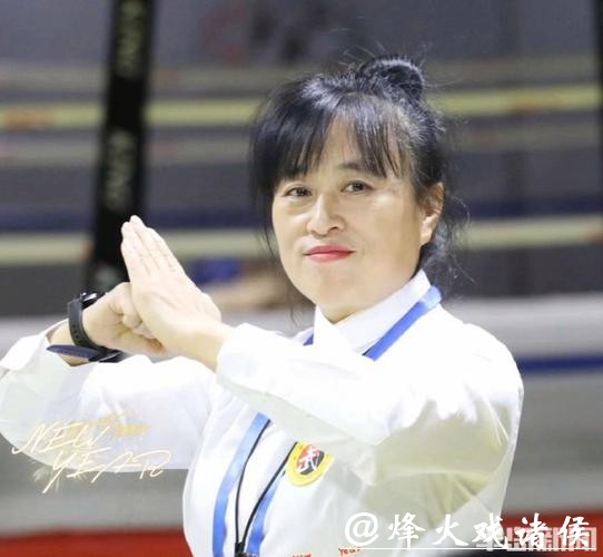 青岛故事｜拳台赢，浪尖也赢！从散打女王到海上飞人，这位青岛阿姨太飒了